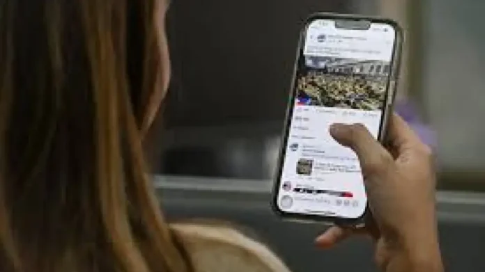 españa-prohibio-las-redes-sociales-a-los-menores-de-16-anos-como-se-implementa-la-medida-y-porque-2156626 niña mirando redes sociales en celular