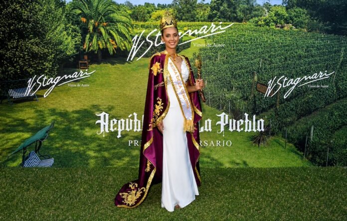 Reina con corona en viñedo
