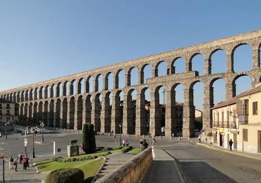 Acueducto de Segovia, una de las escapadas desde Madrid a menos de una hora en tren