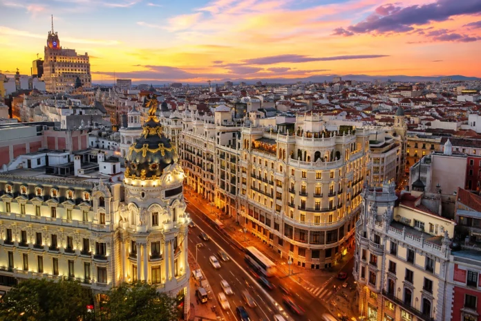 Vista panorámica de Madrid al atardecer con edificios históricos y la Gran Vía