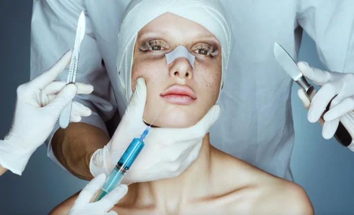 Paciente con vendaje facial rodeada de cirujanos con bisturí y jeringa, cirugía plástica en Madrid